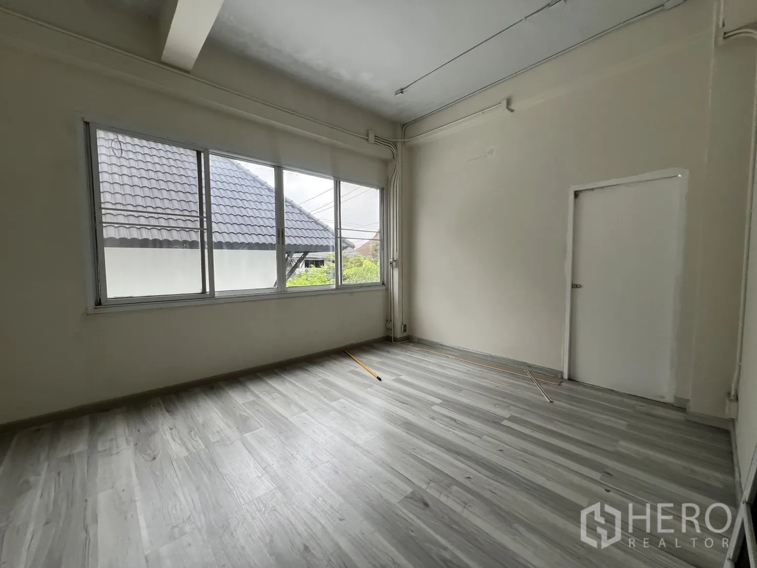 สำนักงานที่บ้าน ให้เช่าในPhra Khanong, Bangkok - ห้องน้ำพร้อมตู้กระจกอาบน้ำ โถสุขภัณฑ์ และอ่างล้างหน้า