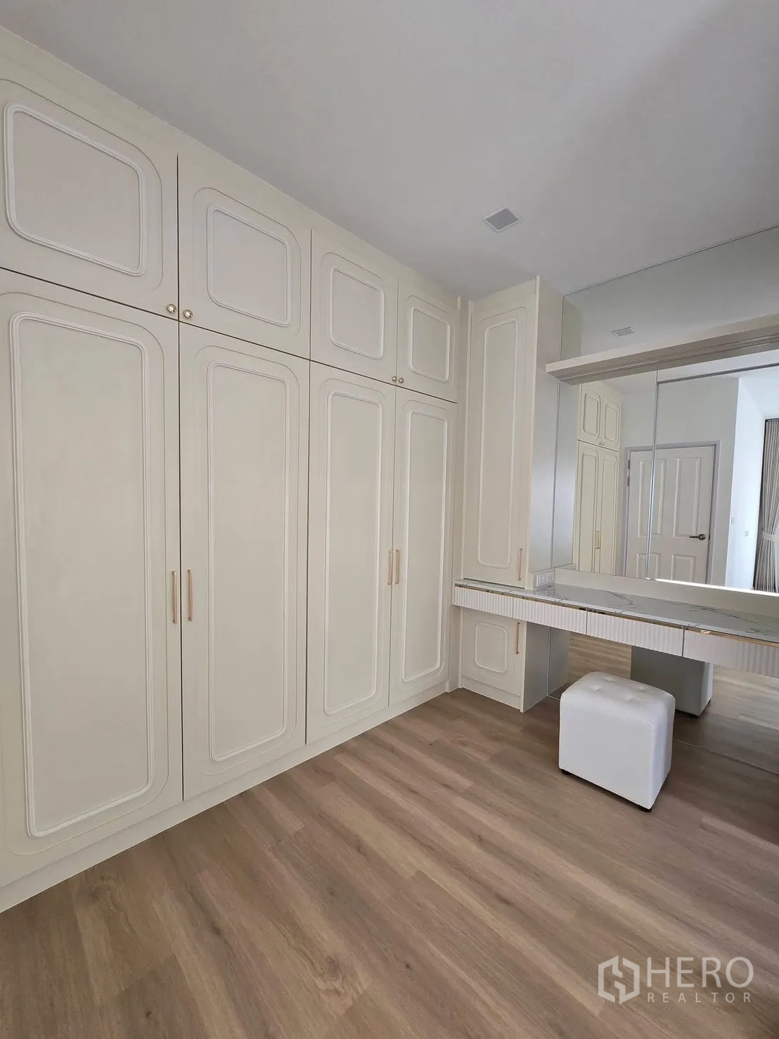 บ้านแฝด for rent in Mueang Samut Prakan, Samut Prakan - โซนวอล์กอินคลอเซ็ตพร้อมตู้สูงเต็มผนังและโต๊ะเครื่องแป้งกระจก