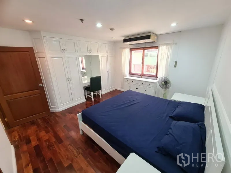 คอนโด ให้เช่าหรือขายในWatthana, Bangkok - ห้องนอนมาสเตอร์กว้าง ตู้บิวท์อินจำนวนมาก โต๊ะเครื่องแป้ง และหน้าต่างบานใหญ่