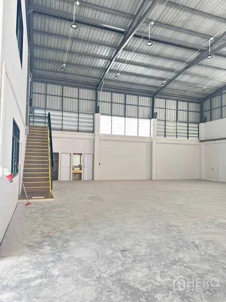 คลังสินค้า ให้เช่าในMueang Rayong, Rayong - ภายในโกดังเพดานสูง พื้นคอนกรีต มีหน้าต่างและบันไดขึ้นสำนักงานชั้นลอย