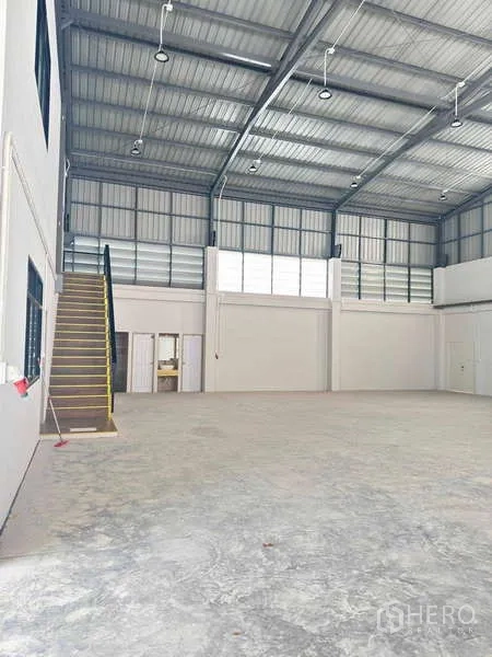 คลังสินค้า ให้เช่าในMueang Rayong, Rayong - ภายในโกดังเพดานสูง พื้นคอนกรีต มีหน้าต่างและบันไดขึ้นสำนักงานชั้นลอย