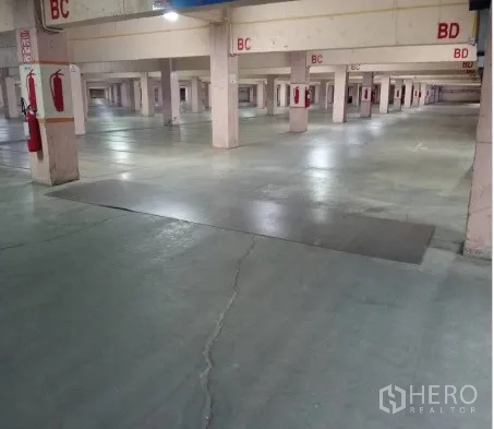 货栈 出租在Mueang Pathum Thani, Pathum Thani - 有顶停车/暂存区域，地面加固并有安全标线。