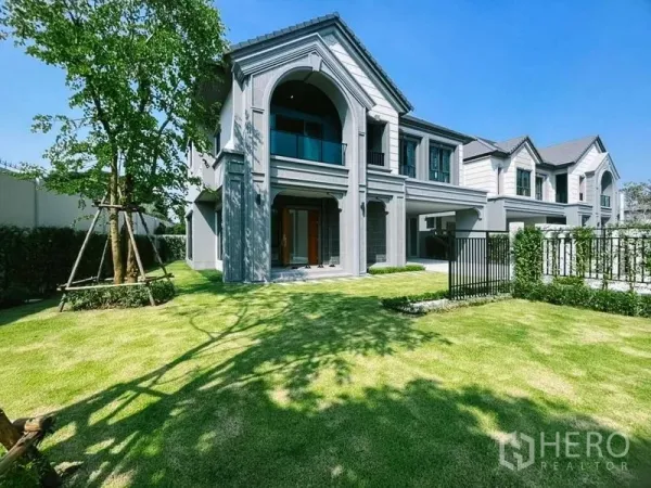 Detached House for sale in Mueang Nonthaburi, Nonthaburi - Two-storey detached house with arched balcony and large landscaped lawn.