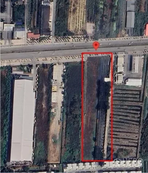 ที่ดิน ให้เช่าในLat Krabang, Bangkok - ภาพมุมสูงแบบดาวเทียม แสดงขอบเขตทรัพย์สินตีกรอบสีแดงติดถนนใหญ่ในลาดกระบัง
