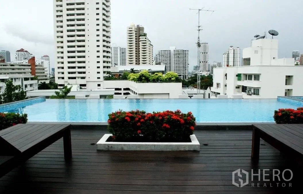 公寓 出租或出售在Watthana, Bangkok - 屋顶无边泳池与城市天际线景观，配躺椅的通罗公寓。