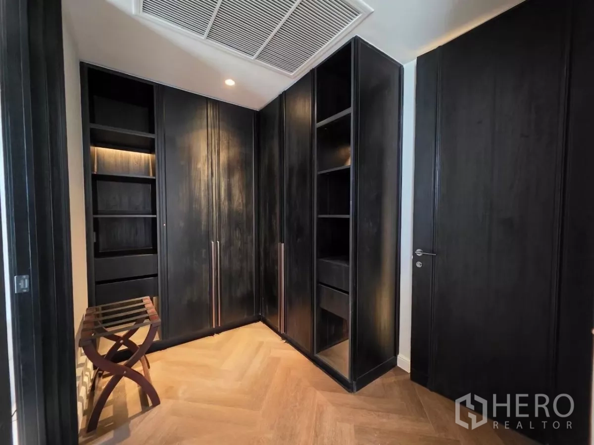 คอนโด ให้เช่า - มุมห้องนอนพร้อมตู้เสื้อผ้าบิลท์อินและกระจกบานใหญ่