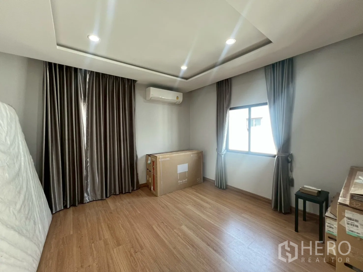 Detached House for rent or sale in Bang Phli, Samut Prakan - Bright spare room with wood flooring, ceiling spotlights and window.