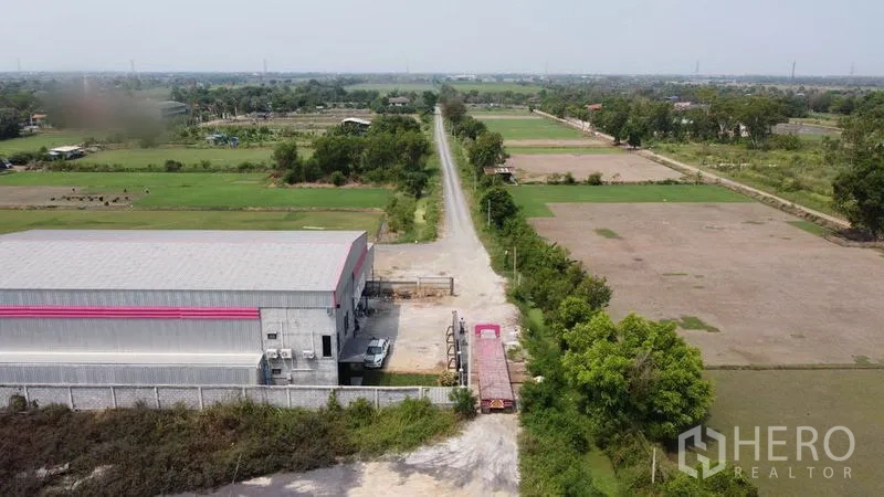 货栈 出售在Lam Luk Ka, Pathum Thani - 仓库临乡间公路，长挂车可进出，周边为农田景观