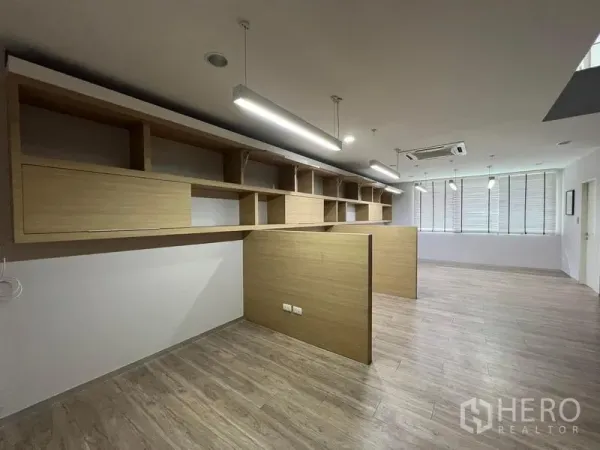 สำนักงานที่บ้าน ให้เช่าในBueng Kum, Bangkok - พื้นที่ออฟฟิศพร้อมชั้นวางไม้บิลท์อิน โต๊ะแบ่งโซน และไฟ LED