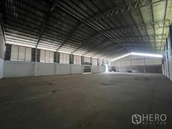 货栈 出租在Bang Pa-in, Phra Nakhon Si Ayutthaya - 开阔储存大厅，钢结构桁架、通风墙体与混凝土地面