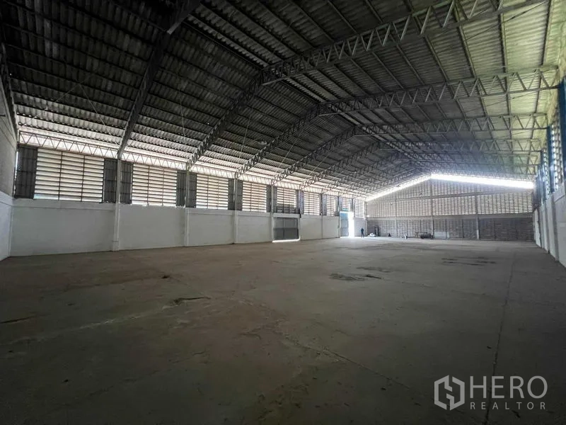 货栈 出租在Bang Pa-in, Phra Nakhon Si Ayutthaya - 开阔储存大厅，钢结构桁架、通风墙体与混凝土地面