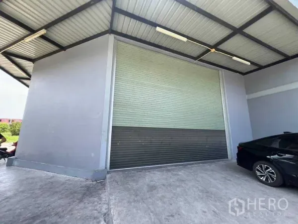 คลังสินค้า ให้เช่าในBang Khun Thian, Bangkok - ทางโหลดสินค้ามีหลังคาและประตูม้วนขนาดใหญ่ด้านหน้าโกดัง