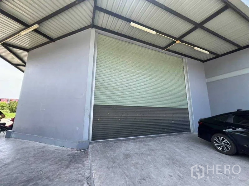 คลังสินค้า ให้เช่าในBang Khun Thian, Bangkok - ทางโหลดสินค้ามีหลังคาและประตูม้วนขนาดใหญ่ด้านหน้าโกดัง