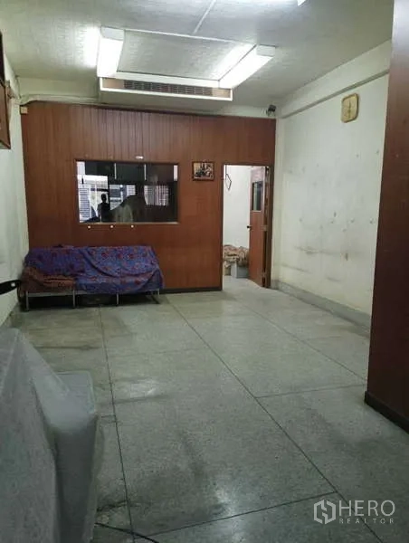 อาคารพาณิชย์ ให้เช่าในKhlong Toei, Bangkok - ห้องเรียบง่าย ผนังไม้กั้น ไฟนีออน และโซฟาคลุมผ้า