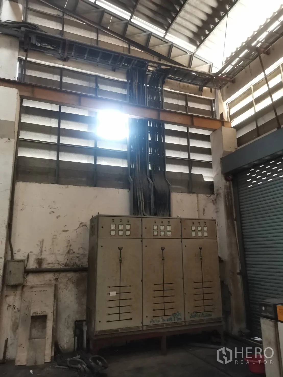 工厂 出租或出售在Bang Khun Thian, Bangkok - 电气柜与电缆桥架，百叶墙通风良好。