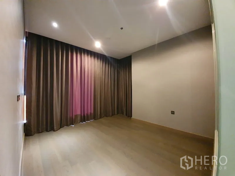 คอนโด ให้เช่าในHuai Khwang, Bangkok - ห้องนอนกว้าง หน้าต่างมุมห้องปิดด้วยม่านทึบและไฟเพดาน