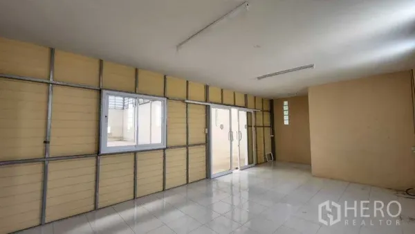 คลังสินค้า ให้เช่าในChon Buri - ห้องสำนักงานปูกระเบื้อง ไฟฟลูออเรสเซนต์ พร้อมประตูกระจกหันสู่พื้นที่โกดัง