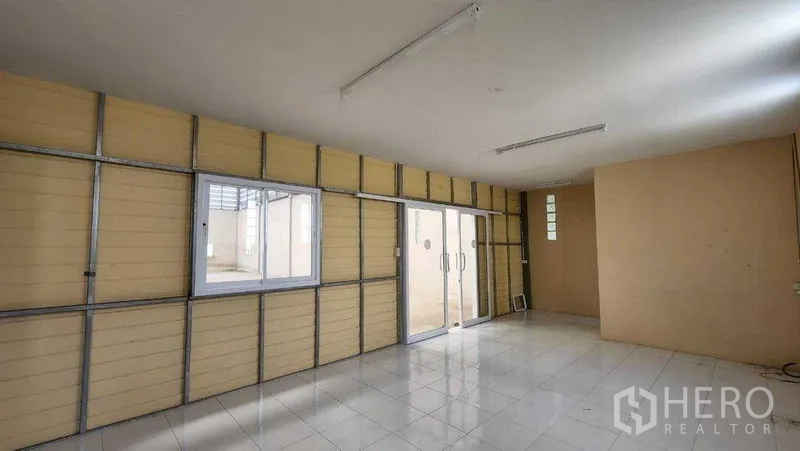 คลังสินค้า ให้เช่าในChon Buri - ห้องสำนักงานปูกระเบื้อง ไฟฟลูออเรสเซนต์ พร้อมประตูกระจกหันสู่พื้นที่โกดัง