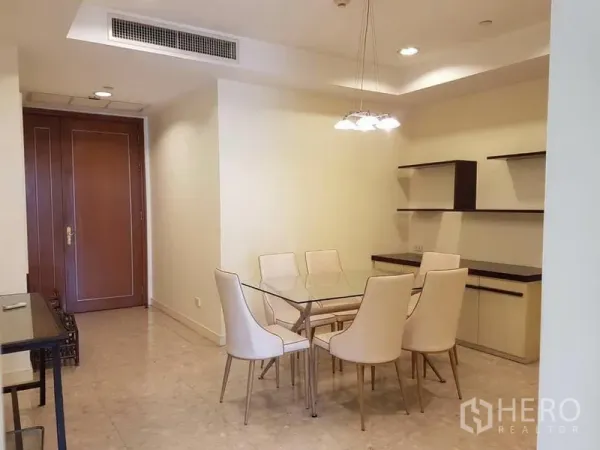 คอนโด ให้เช่าในWatthana, Bangkok - มุมรับประทานอาหารโต๊ะกระจก 6 ที่นั่ง พร้อมโคมไฟห้อยและชั้นบิลต์อิน