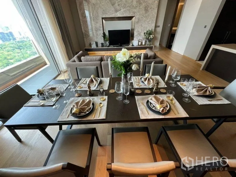 公寓 出租在Bang Rak, Bangkok - 六人餐桌精致布置，眺望客厅与公园景色。
