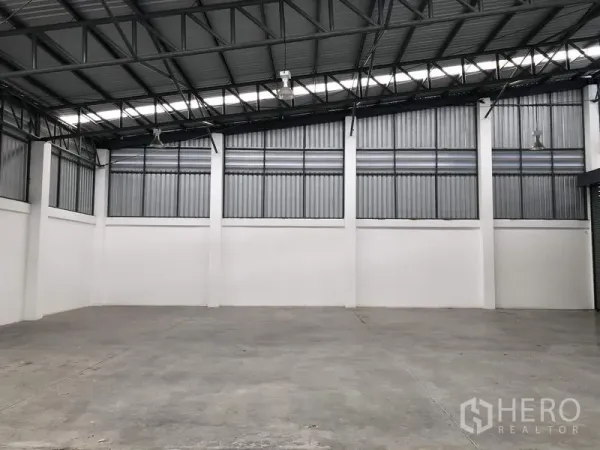 货栈 出租或出售在Lam Luk Ka, Pathum Thani - 空旷仓库空间，抛光混凝土地面，通风墙板与采光带。