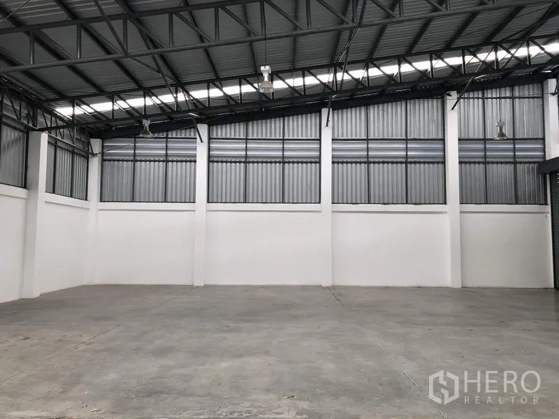 货栈 出租或出售在Lam Luk Ka, Pathum Thani - 空旷仓库空间，抛光混凝土地面，通风墙板与采光带。