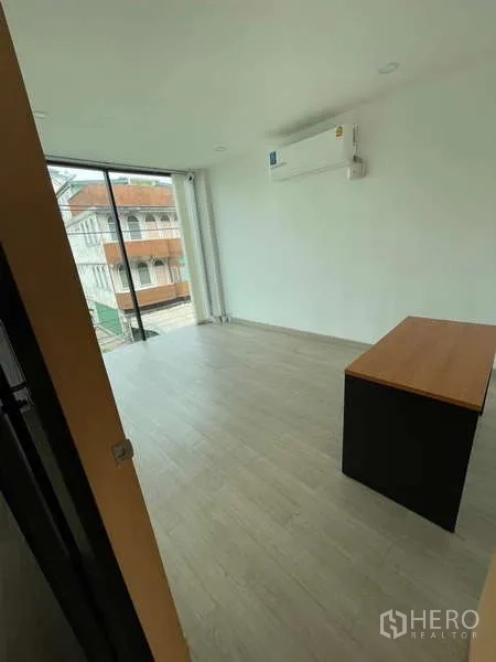 สำนักงานที่บ้าน ให้เช่าหรือขายในWang Thonglang, Bangkok - ห้องมุมทำงานกระจกเต็มบาน ติดเครื่องปรับอากาศและโต๊ะทำงาน