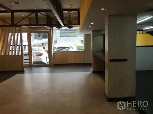 零售空间 出租在Khlong Toei, Bangkok - 临街玻璃门面与大窗，采光充足的一层商铺。