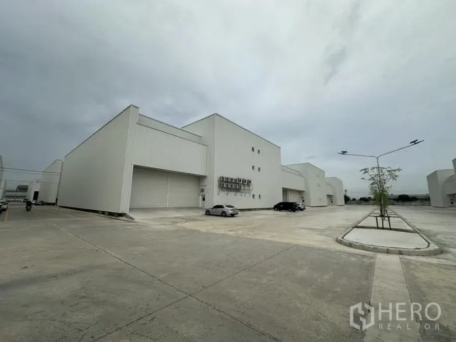 โรงงาน ให้เช่าในPathum Thani - โรงงานใหม่ผนังเมทัลชีทพร้อมลานคอนกรีตกว้างและที่จอดรถ ในเขตอุตสาหกรรมคลองหลวง
