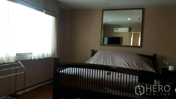 公寓 出租在Pathum Wan, Bangkok - 主卧带大床、墙面镜与采光窗帘。