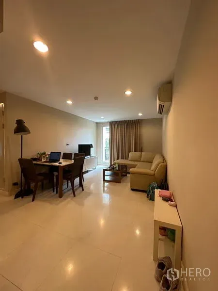 คอนโด ให้เช่าในKhlong Toei, Bangkok - ห้องนั่งเล่นและรับประทานอาหารสว่าง พร้อมโซฟาเข้ามุม โต๊ะทานข้าว และประตูออกระเบียง