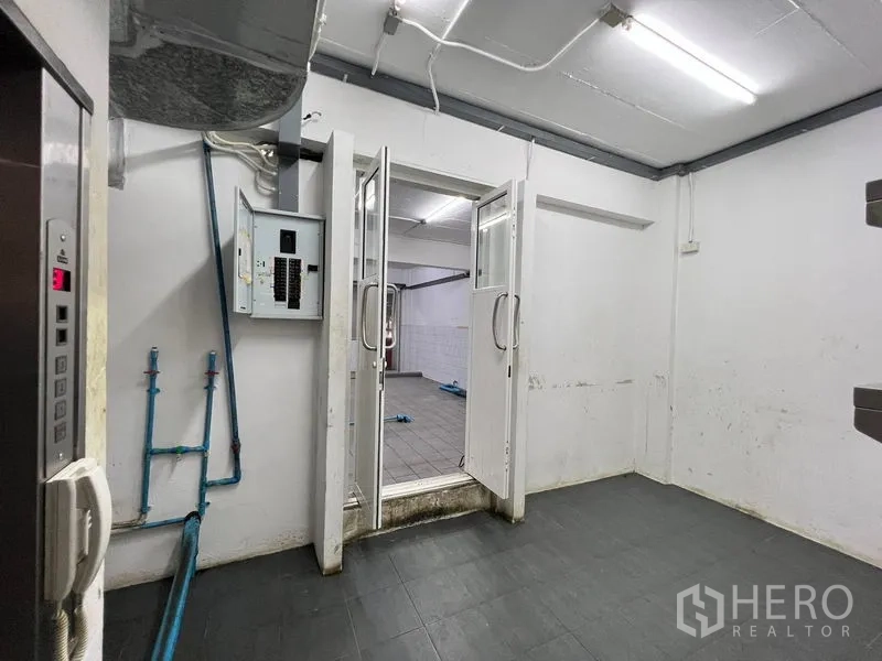 店屋 出租 - 服务间带双开门、电箱，可通往厨房。