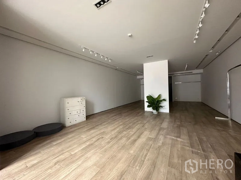 สำนักงานที่บ้าน ให้เช่าในPhra Khanong, Bangkok - ห้องสตูดิโอแปลนเปิด พื้นลายไม้ ไฟรางส่องสว่างตลอดแนว