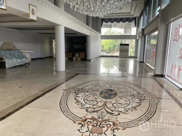 สำนักงานที่บ้าน ให้เช่าหรือขายในHuai Khwang, Bangkok - โถงโชว์รูมเพดานสูงสองชั้น โคมระย้า และพื้นหินอ่อนลายอินเลย์ พร้อมผนังกระจกเต็มบาน