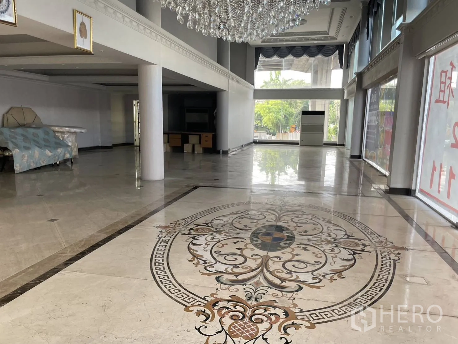 สำนักงานที่บ้าน ให้เช่าหรือขายในHuai Khwang, Bangkok - โถงโชว์รูมเพดานสูงสองชั้น โคมระย้า และพื้นหินอ่อนลายอินเลย์ พร้อมผนังกระจกเต็มบาน