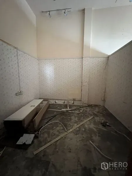 店屋 出租在Watthana, Bangkok - 空置店铺房间，地砖、碎花墙面与裸露电线，高挑层高。