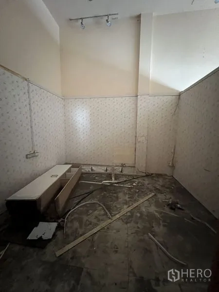 店屋 出租在Watthana, Bangkok - 空置店铺房间，地砖、碎花墙面与裸露电线，高挑层高。