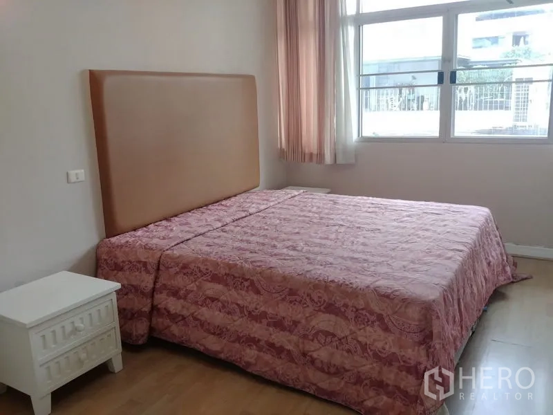 คอนโด ให้เช่าในWatthana, Bangkok - ห้องนอนรับแขกสว่าง หัวเตียงบุผ้า ผ้าปูสีชมพู และวิวหน้าต่าง