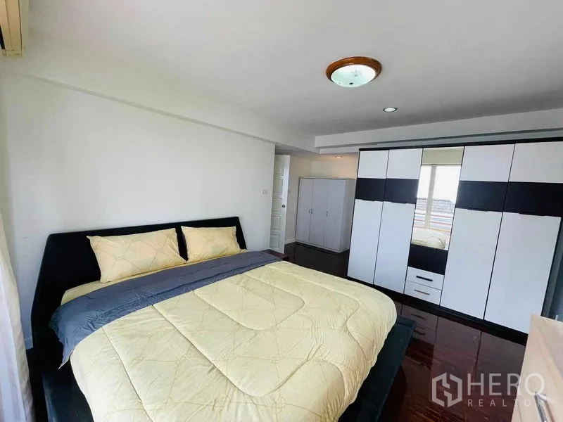 บ้าน ให้เช่าในWatthana, Bangkok - ห้องนอนหลัก เตียงคิง ตู้เสื้อผ้าบิลท์อิน พื้นไม้เงางาม