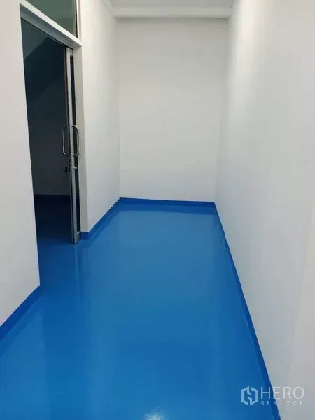 โรงงาน ขายในPathum Thani - ห้องทางเดินแคบพื้นอีพ็อกซี่สีน้ำเงิน ประตูกระจกเฟรมอะลูมิเนียม