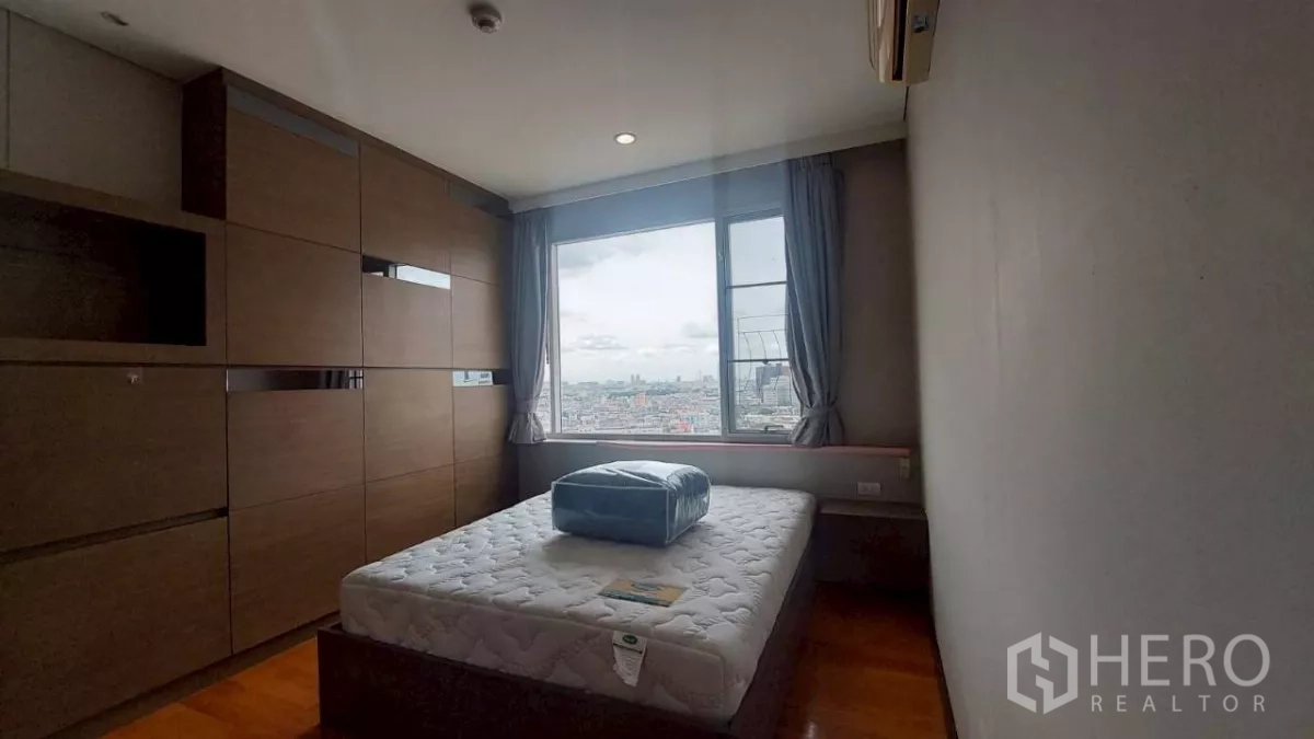 คอนโด ให้เช่าในKhlong San, Bangkok - ห้องนอนที่สองพร้อมหน้าต่างบานใหญ่ ตู้บิวท์อิน และวิวเมือง