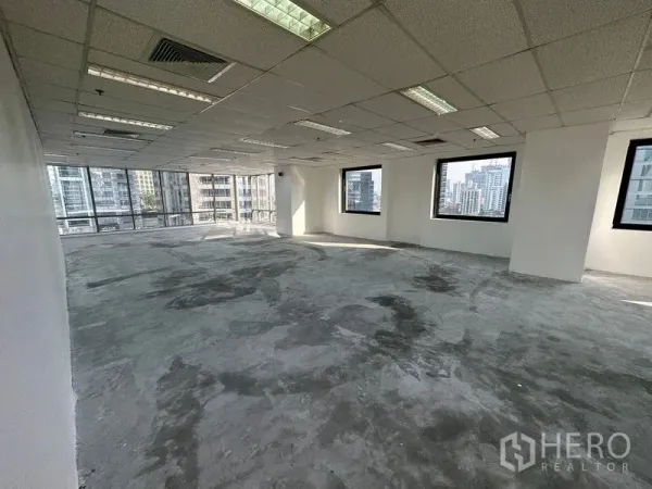 办公空间 出租 - 开放式办公室，格栅吊顶、照明与空调出风口，多扇城市景观窗。