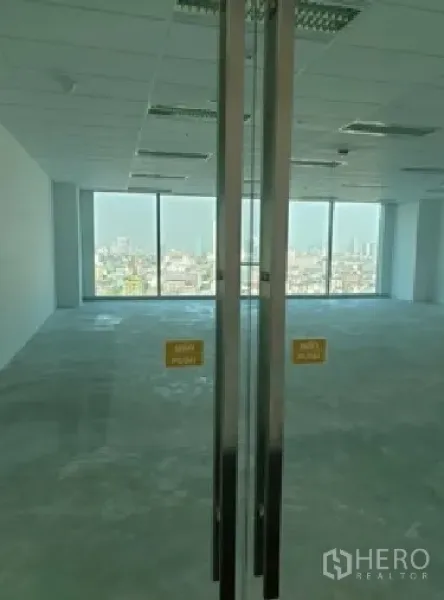 办公空间 出租在Din Daeng, Bangkok - 双扇玻璃门通向采光充足的办公室与全景窗墙。