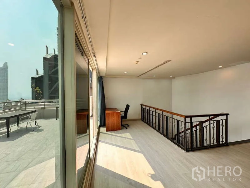 คอนโด ให้เช่าหรือขาย - โถงชั้นลอยพร้อมโต๊ะทำงานข้างประตูกระจกสู่เทอเรซ