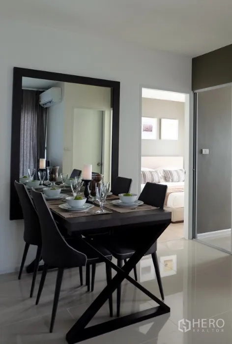 คอนโด ให้เช่าหรือขายในKhlong Toei, Bangkok - มุมทานอาหารแบบโอเพ่นพร้อมโต๊ะจัดเซ็ต กระจกบานใหญ่ และทางเข้าห้องนอน
