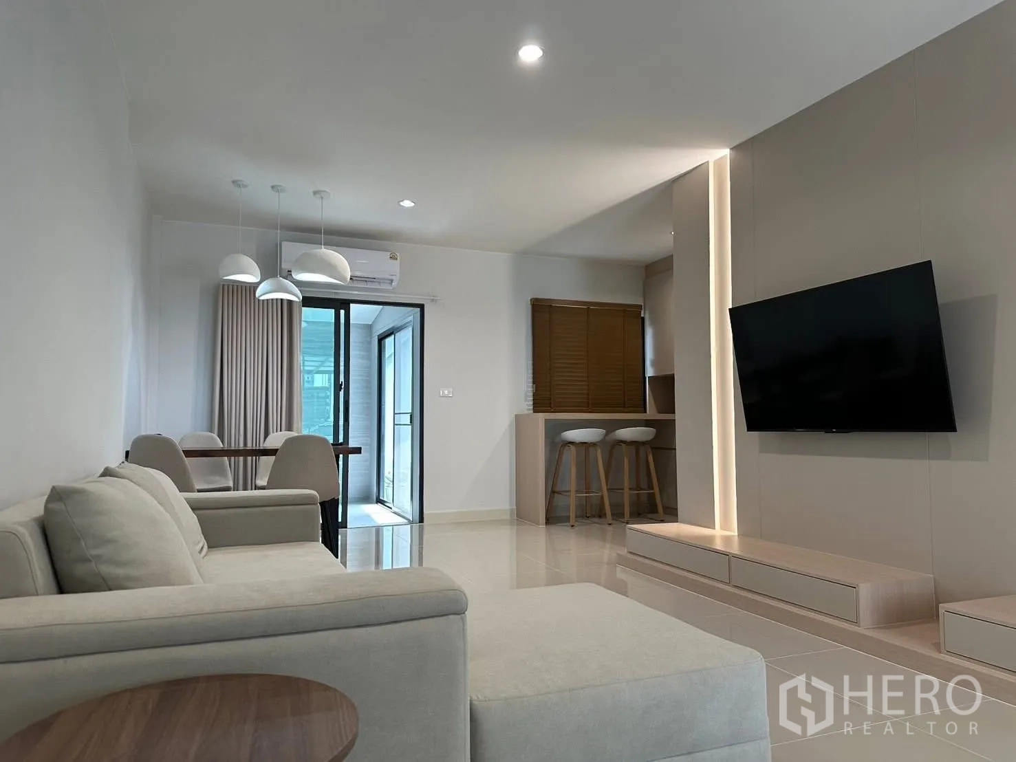 ทาวน์เฮาส์ for rent in Bang Phli, Samut Prakan - วิวจากห้องนั่งเล่นไปยังประตูกระจกด้านหลัง ชุดทานอาหารและบาร์