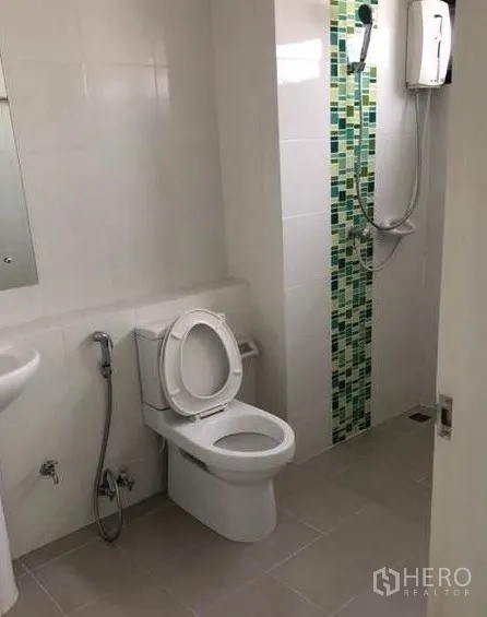 สำนักงานที่บ้าน ขายในBang Sao Thong, Samut Prakan - ห้องน้ำพร้อมโถสุขภัณฑ์ อ่างล้างหน้า และมุมอาบน้ำลายโมเสกพร้อมเครื่องทำน้ำอุ่น