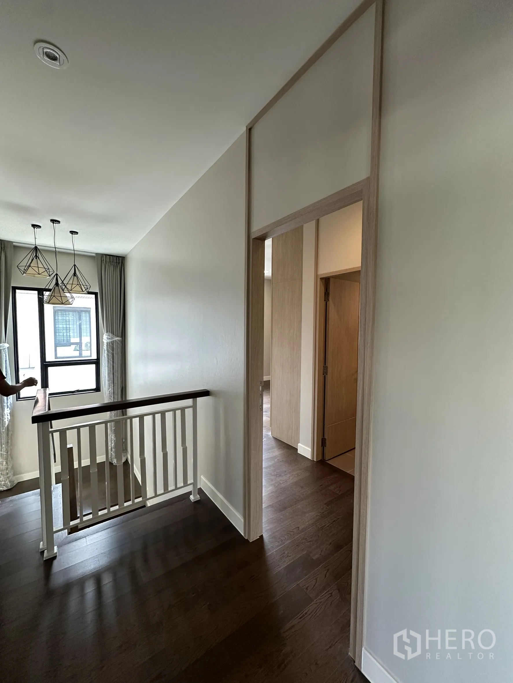 บ้าน ขายในLam Luk Ka, Pathum Thani - โถงบันได โคมไฟห้อยดีไซน์โมเดิร์น และราวไม้