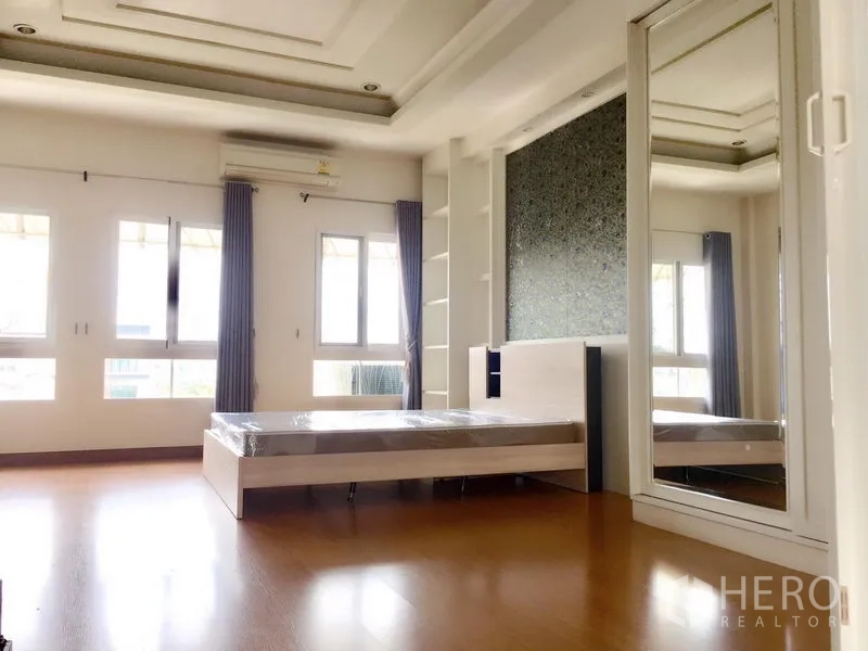 ทาวน์เฮาส์ ให้เช่าในPrawet, Bangkok - ห้องนอนกว้างรับแสงธรรมชาติ มีตู้เสื้อผ้าบานกระจกและหน้าต่างหลายบาน.