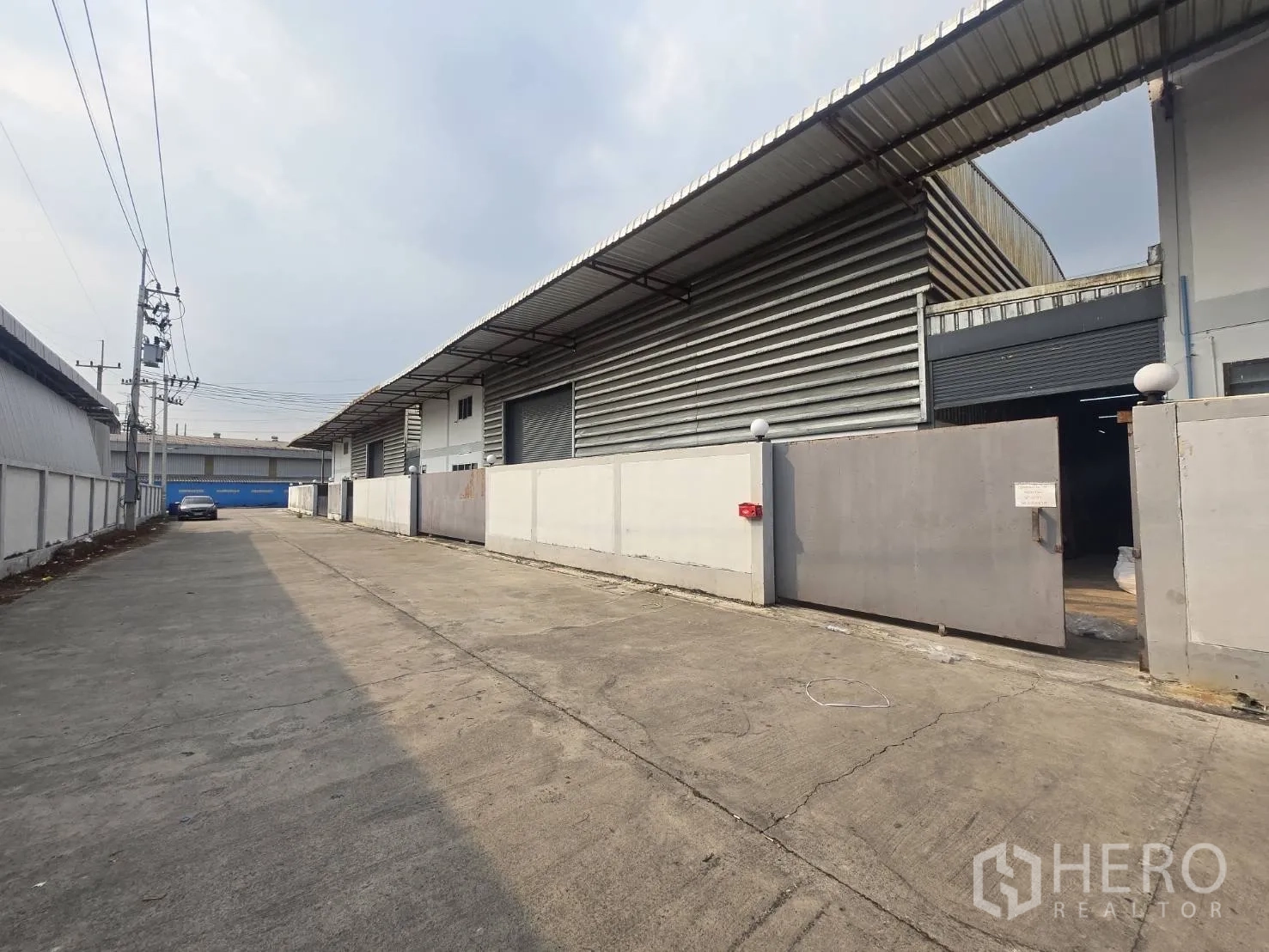 โรงงาน for rent or sale in Mueang Samut Sakhon, Samut Sakhon - ถนนภายในโครงการอุตสาหกรรมส่วนตัว มีหน่วยโรงงานเรียงรายและประตูรักษาความปลอดภัย